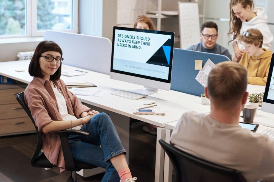 STMoro.com Review: Digital Hustle, Freelancing & Tech Insights